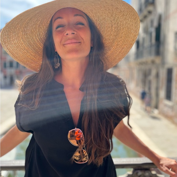 Meet your Posher, Jennifer - Picture 1 of 2